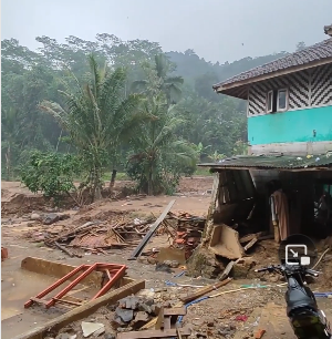 Gambar banner Bantu Santri Kembali Mengaji, Karena Al-Quran Rusak Diterjang Banjir Bandang Gambar banner Bantu Santri Kembali Mengaji, Karena Al-Quran Rusak Diterjang Banjir Bandang