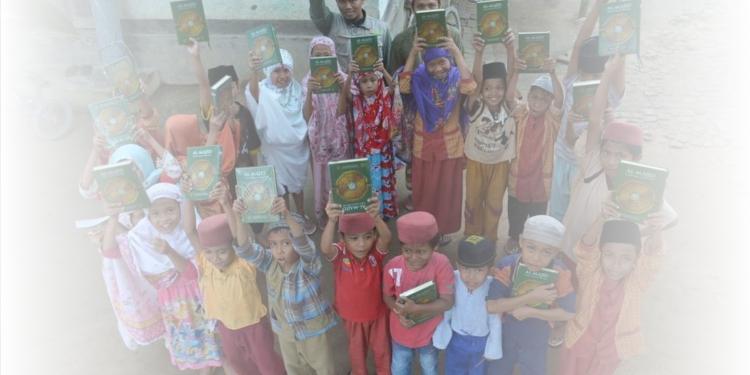 Banner program SEDEKAH AL QURAN UNTUK SANTRI DAN MASJID PEDALAMAN