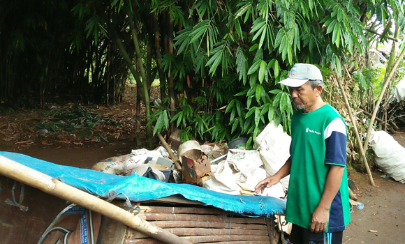 Gambar banner PAK NASIR, PEMULUNG DAN PEMBERSIH MAKAM KINI KEHILANGAN PEKERJAAN