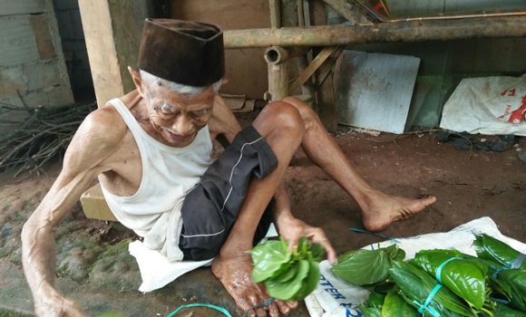 Gambar banner ATIBAT PANDEMI, KI SALIM TAK LAGI BERJUALAN DI PASAR