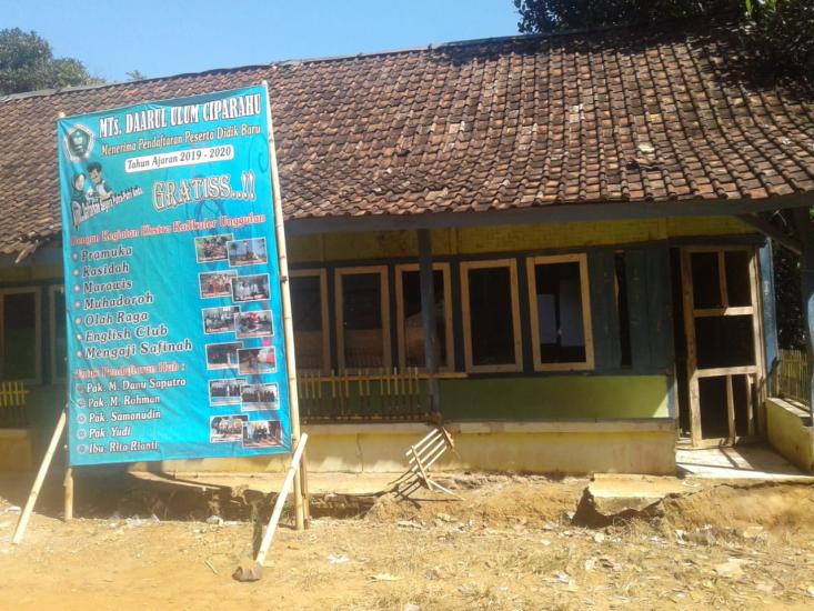 Gambar banner Masih Numpang.. Bantu MTS Daarul Ulum Bangun kelas Gambar banner Masih Numpang.. Bantu MTS Daarul Ulum Bangun kelas