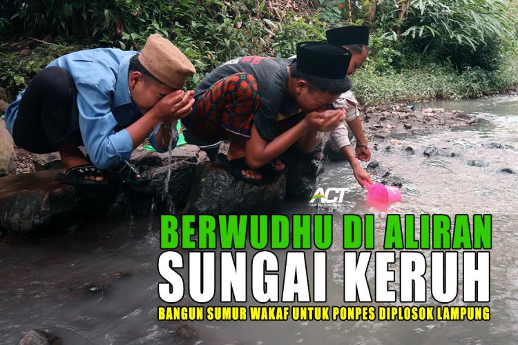 Gambar banner Berwudhu di Sungai Keruh, Ayo Bangun Sumur Wakaf di Ponpes Pedalaman