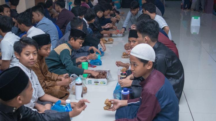 Gambar banner Sedekah Takjil, Buka Puasa dan Sahur di Bulan Ramadhan 1443 H