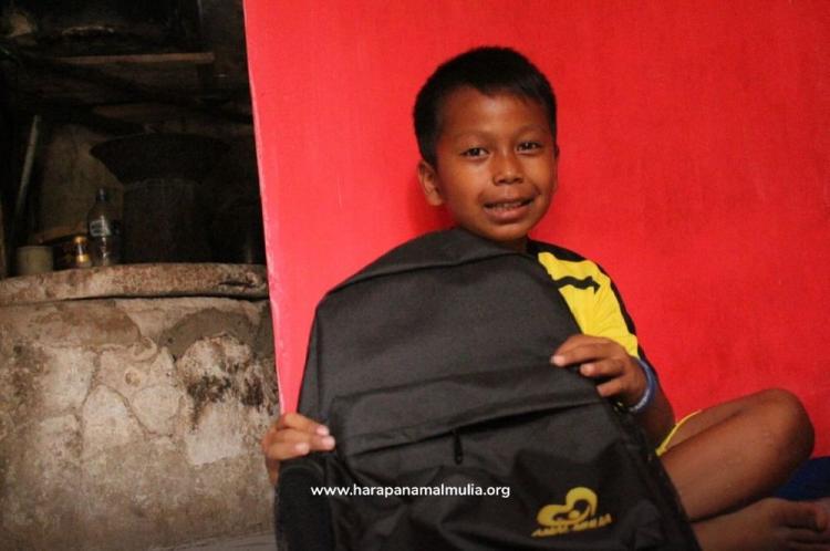 Gambar banner Hadiah Tas Sekolah Baru untuk Lebaran Yatim