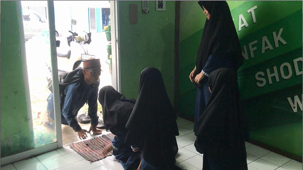 Gambar banner Perjuangan Ustadz Egi, Penyandang Disabilitas yang Terus Berdakwah Untuk Mengabdi pada Umat