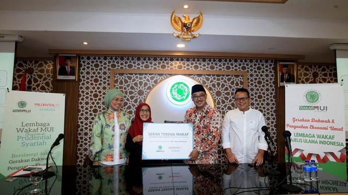 Banner Info Terbaru Momen Serah Terima Wakaf Asuransi Jiwa Syariah